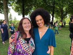 Aswintha Vermeulen met haar moeder Toos (foto: Imke van de Laar) 