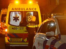 Ambulances en de politie werden rond kwart over elf vrijdagavond opgeroepen (foto: Perry Roovers/SQ Vision).