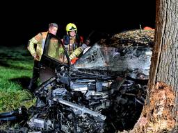 De auto botste frontaal op een boom naast de weg Heikant in Moergestel (foto: Toby de Kort/SQ Vision).