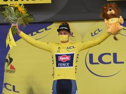 Mathieu van der Poel voor de tweede dag op rij in het geel op het podium (foto: Orange Pictures).