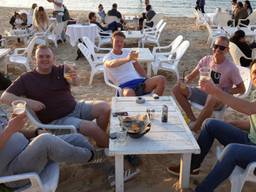 PSV-supporters genieten van een biertje op het strand in Israël. 