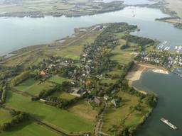 Linden en de Kraaijenbergse Plassen (foto: ANP)