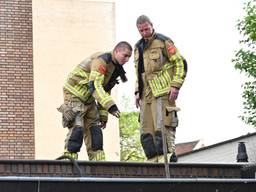 Brandweerlieden moesten in Breda het dak op om een brand te blussen (foto: Perry Roovers/SQ Vision).