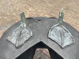 Alleen de pootjes van de bronzen zwaan zijn overgebleven (foto: Imke van de Laar)