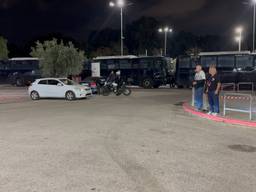 ME-bussen blokkeren het zicht van supporters als de spelersbus van PSV nadert (Foto: David Kramer)