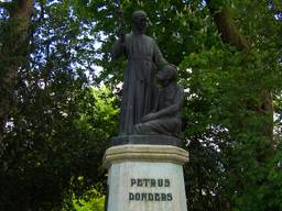 Het beeld van Peerke Donders in het Wilhelminapark in Tilburg (foto: Omroep Brabant).