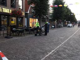 De steekpartij vond rond halfnegen vrijdagavond plaats bij kledingwinkel Vero Moda in Uden (foto: Kevin Kanters/SQ Vision).