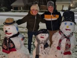 Ralf en Milan maakten drie sneeuwpoppen (foto: Inge Brons-Seuntiens).
