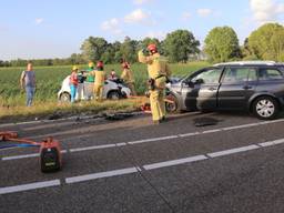 Twee auto's botsten tegen elkaar. (Foto: Harrie Grijseels / SQ Vision)