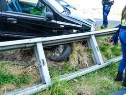 De auto die zich na een klapband in de vangrail vastreed  (foto: Erik Haverhals/Persbureau Heitink).