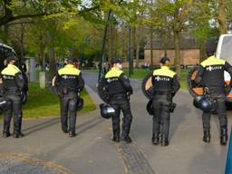 Politie en ME in Valkenbergpark (beelden: SQ Vision).