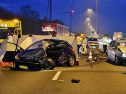 Bij het ongeluk vielen een dode en een zwaargewonde. Foto: Toby de Kort