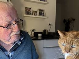 Henk Kole met zijn onafscheidelijke poes mevrouw Jansen (foto: Yolanda Kole).