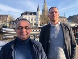 Dogan Sari en Tim van Waes bij de taxistandplaats in de Bredase binnenstad.