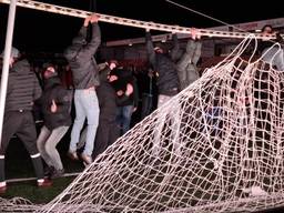 Slopende supporters op het veld van Helmond Sport.