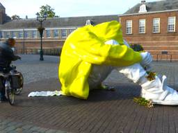 Het beeld Stille Strijd op het Kasteelplein in Breda. (foto: Raoul Cartens)