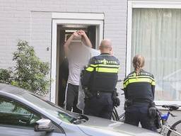 Een van de verdachten die in een woning in Den Bosch is aangehouden (foto: Bart Meesters / SQ Vision)