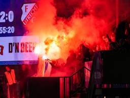 Fakkels in Stadion De Vliert tegen Jong FC Utrecht (foto: Gabriel Calvino Alonso/Orange Pictures).