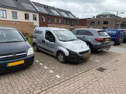 Alle banden lek van bedrijfsbussen pizzeria uit Cuijk (foto: Pizzeria Sphinx).