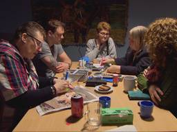 Deelnemers van De Hooiberg aan de koffie (Foto: Omroep Brabant).