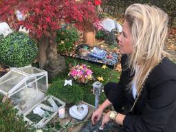 Isabella Siemons bij het graf van haar overleden dochter Liv.