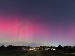 Vanuit het zolderraam in Heeswijk Dinther was het noorderlicht zichtbaar (foto: Victor van Wulfen).