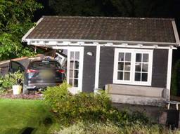 De auto kwam tegen een tuinhuisje tot stilstand (foto: Harrie Grijseels/Persbureau Heitink).