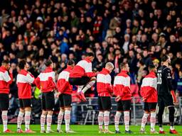 PSV-spelers stellen zich op voorafgaand aan de wedstrijd (Foto: ANP)