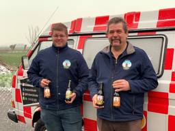 Joost en Jan Dommisse poseren voor 't Brabants Bukse met hun carnaval's vaccin (foto: Eva de Schipper). 
