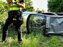 Een automobilist maakte maandagavond rare capriolen met zijn wagen, toen hij over de N65 bij Berkel-Enschot. Het voertuig sloeg over de kop en kwam in een bosje tussen de provinciale weg en de parallelweg tot stilstand. Hij kon zelf uit de auto komen.