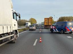 Het verkeer kan niet over de rechterrijstrook (foto: Rijkswaterstaat).