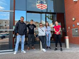 De bewoners voor het gemeentehuis in Bladel.