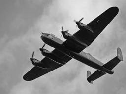 Luchtgevecht boven Altena over wrakstukken van in 1944 neergeschoten Engelse bommenwerper.