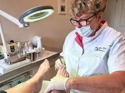 Mimie is al vijftig jaar pedicure: 'Aan voeten frunniken vind ik heerlijk'