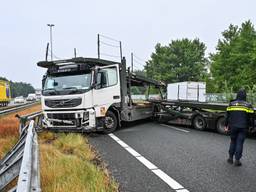 Vrachtwagen blokkeert A16 na botsing tegen vangrail