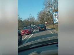 Het filmpje over de lange rij automobilisten die in België gaan tanken (foto: Facebook).