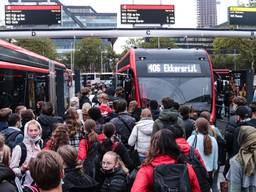 Het is weer ouderwets druk op busstations in de spits (foto: Corrado Francke).