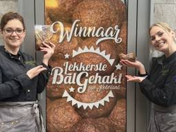 Twee medewerksters van de winnende Keurslager met de Lekkerste Gehaktbal (foto: Keurslagerij Jongmans).