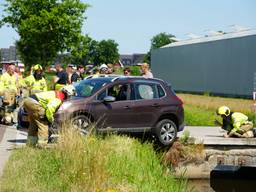 De inzittenden van een wagen maakten zich even ongerust (foto: Erik Haverhals/Persbureau Heitink).