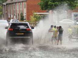 Water op straat stroomt weg door het riool en werkt nauwelijks tegen verdroging.  (Foto: Erik Haverhals)