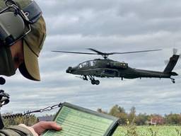 Militairen oefenen op en rond Vliegbasis De Peel (foto: Jan Peels).