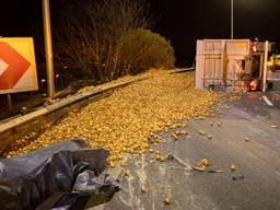 Vrachtwagen met uien gekanteld op A58, snelweg tot diep in de nacht afgesloten
