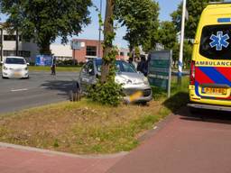De twee auto's die bij het ongeluk in Helmond betrokken raakten (foto: Harrie Grijseels/Persbureau Heitink).