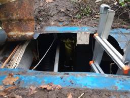 De vondst werd gedaan in een ingegraven container (foto: politie).