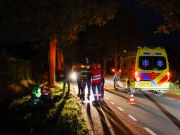 Fietser na botsing met auto met spoed naar ziekenhuis