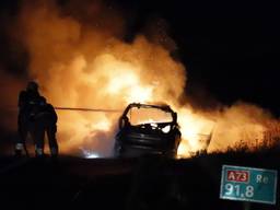 Een auto is dinsdagavond op de A73 bij Linden tijdens het rijden in brand gevlogen. De  bestuurder en de bijrijder roken iets waarna de auto in brand vloog. Ze konden op tijd uit de auto komen voordat de vlammen uit de wagen sloegen.