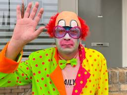 Fred Coumans protesteert elke dag als clown (foto: Mees Bouwman).