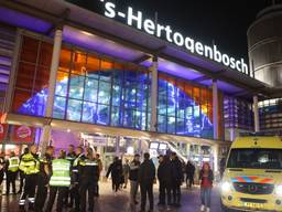 De steekpartij gebeurde aan het begin van de avond op een druk Stationsplein (foto: Bart Meesters/SQ Vision).