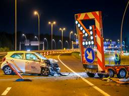 Automobilist botst op pijlwagen op de A2 bij Eindhoven