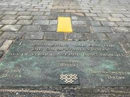 De plaquette met gele streep in de winkelstraat in Breda (foto: gemeente Breda).